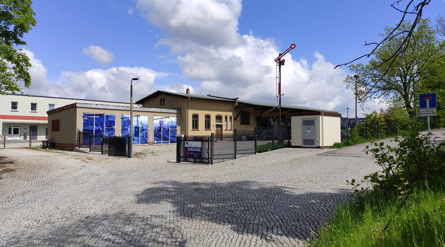 Der historische Güterschuppen ist unser Besucherzentrum und der Eingang zu unserem 26 ha großen Areal. Der historische Güterschuppen ist unser Besucherzentrum und der Eingang zu unserem 26 ha großen Areal.