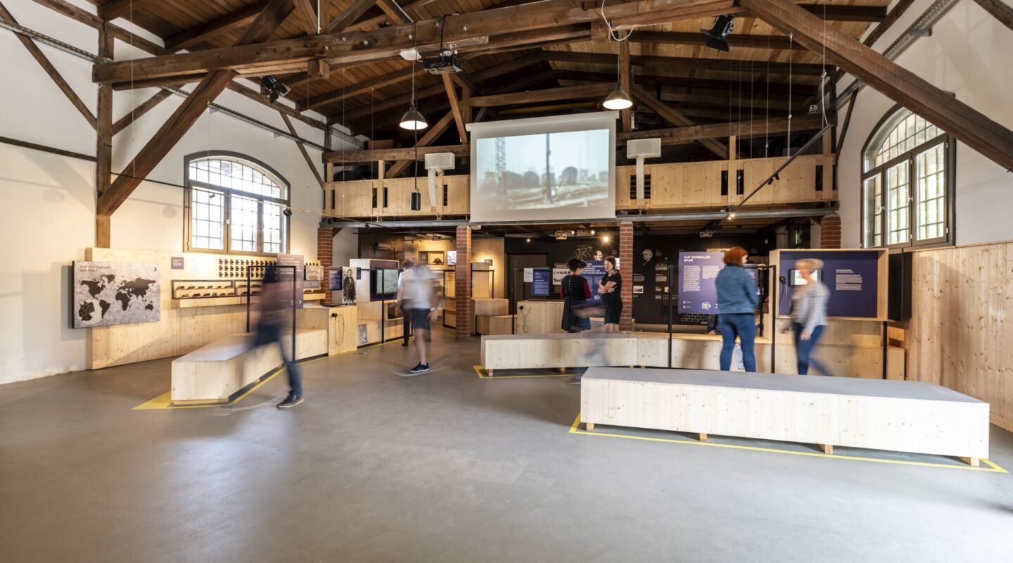 Im Inneren befinden sich sowohl die grundlegenden Funktionen, wie Kasse, Schließfächer als auch eine Auftaktausstellung zur Geschichte der Eisenbahnen in Sachsen.